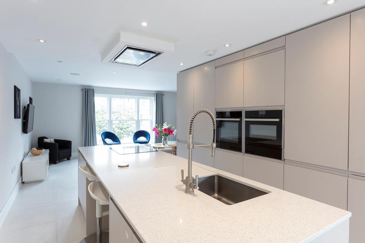 Immaculate Town House With Parking Сasa de vacaciones Windsor